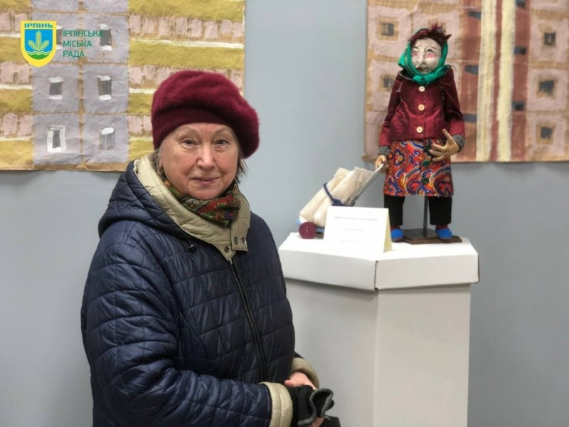 В Ірпені відкрилась виставка авторської ляльки про евакуацію з міста в березні 2022 - зображення
